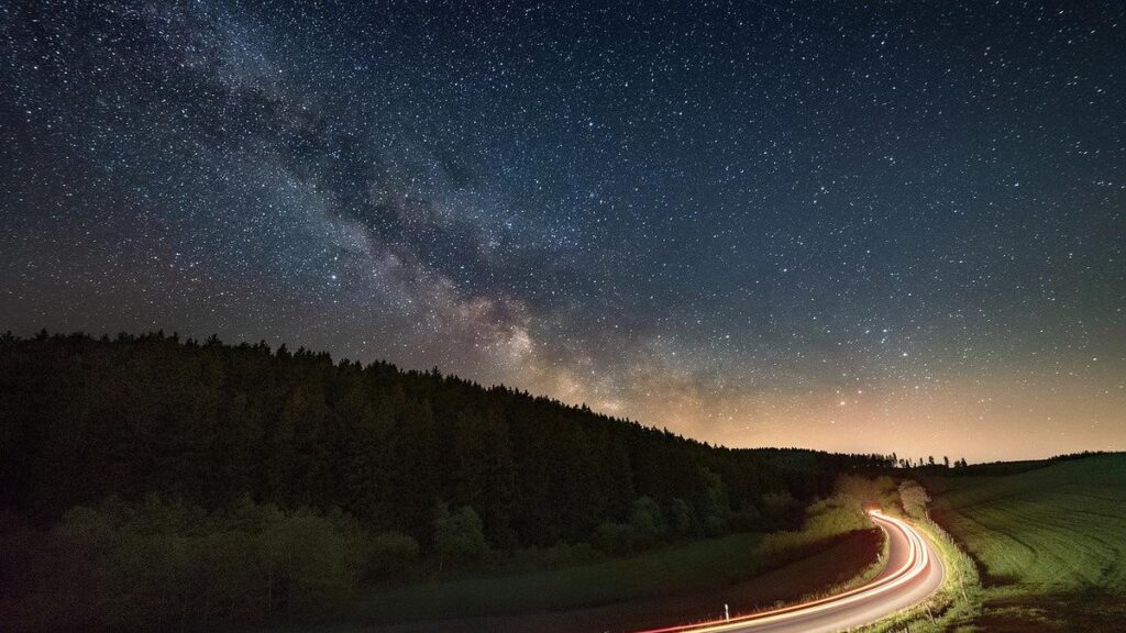Melihat bintang dari padang savana malam hari