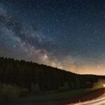 Melihat bintang dari padang savana malam hari